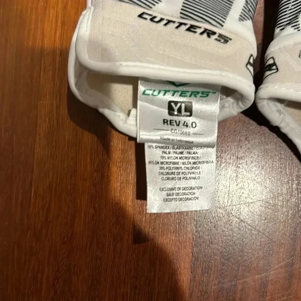 NWOT - Cutters WHITE/BLACK REV 4.0 YOUTH RECEIVER GLOVES